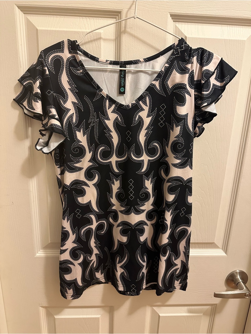 Sterling Kreek Black & Cream Abstract Flutter Sleeve Blouse